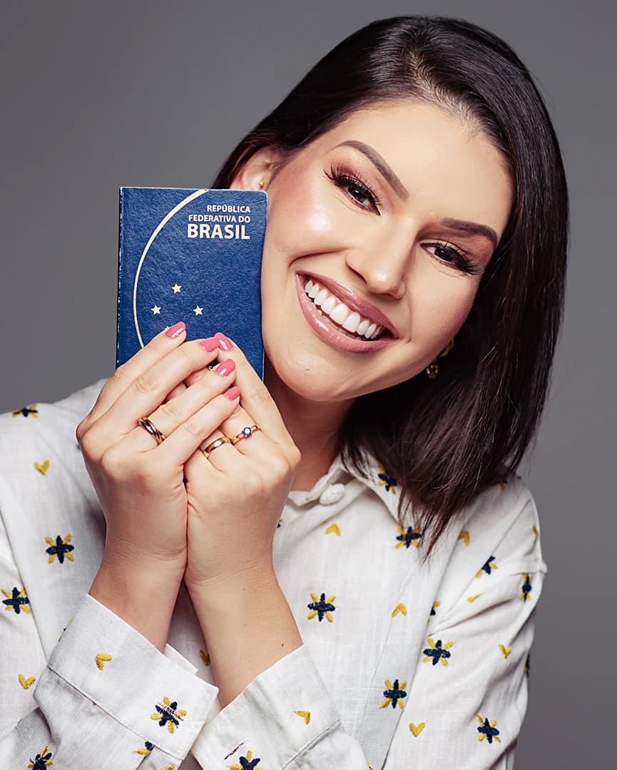 Imagem da Ani com passaporte